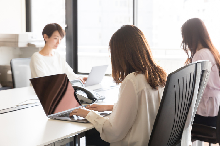 オフィスでデスクワークをする女性