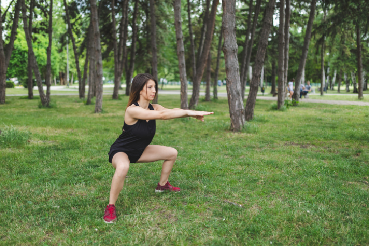 公園でトレーニングを行う女性