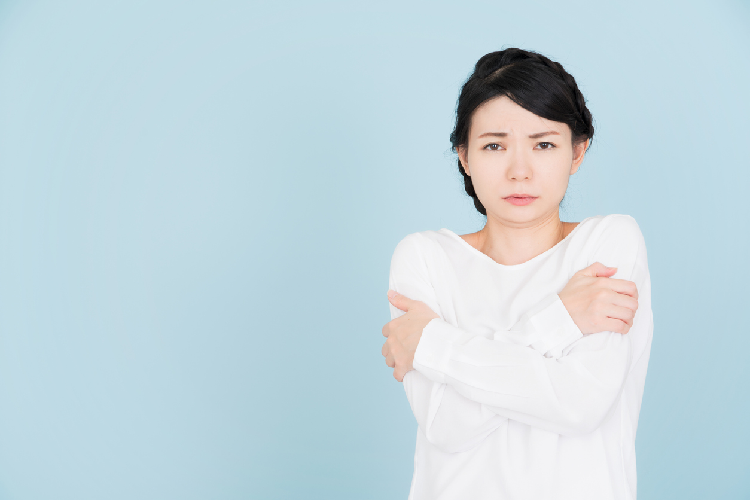 寒そうにしている女性