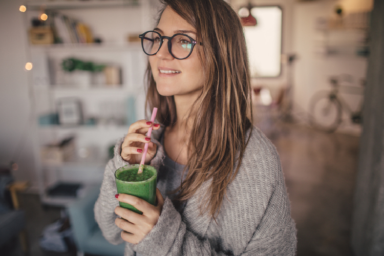 スムージーを飲む女性