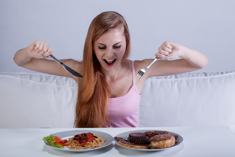 大量の食事と女性