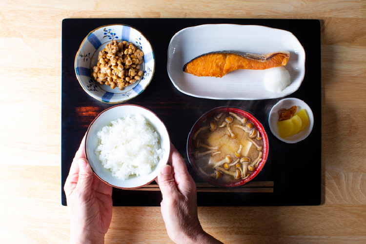 朝食定食を用意する手元