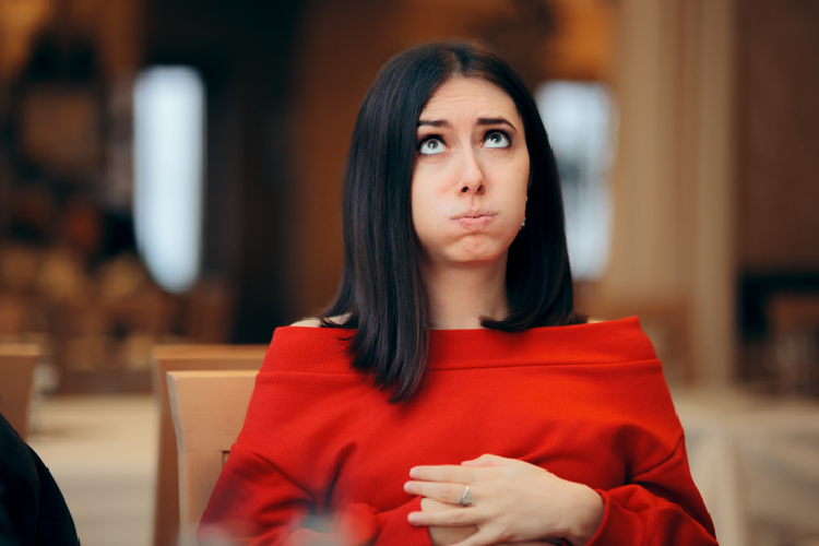 食後にお腹を押さえる女性