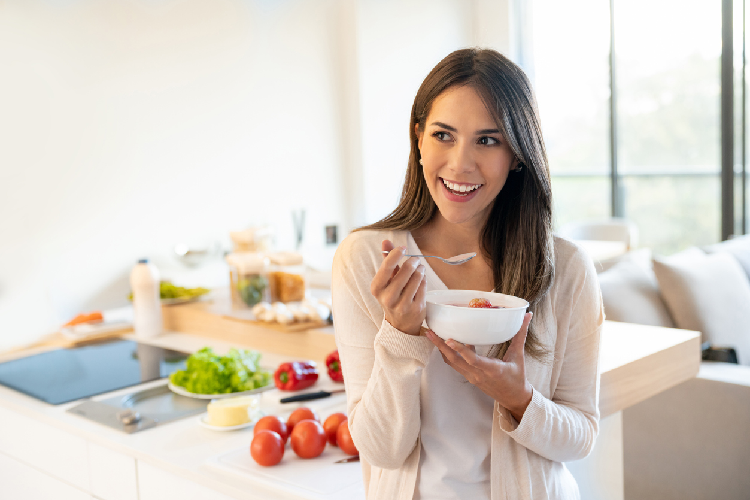 野菜スープを食べる女性