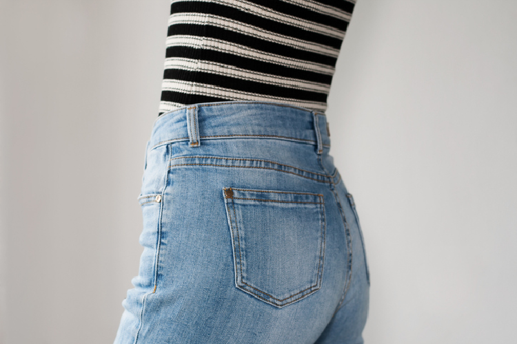 ジーンズを履いた女性のお尻