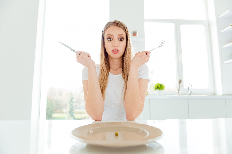 食事を我慢している女性