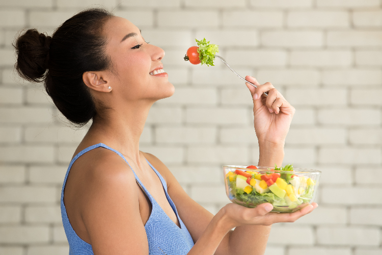 サラダを食べる女性