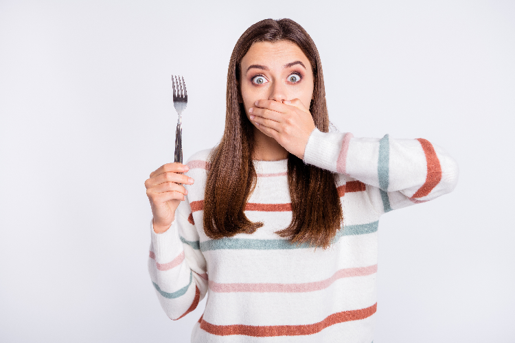 食べ過ぎた女性