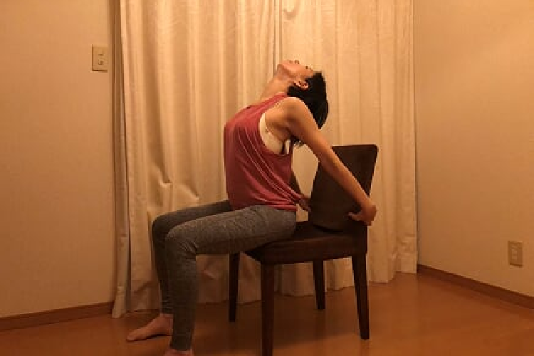 胸から喉元のストレッチ