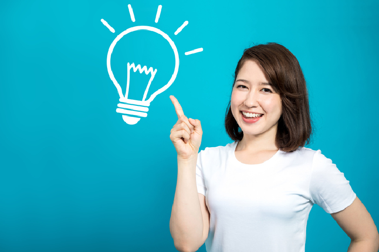人差し指を立ててポーズをとる女性