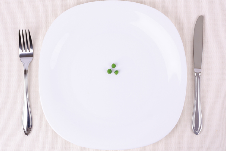 お皿に乗った3粒の豆