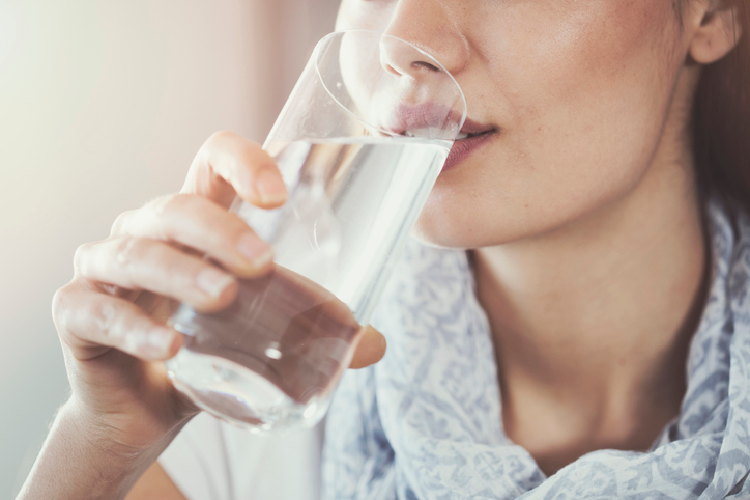 水を飲む女性