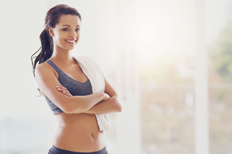 タオルを肩にかけている女性