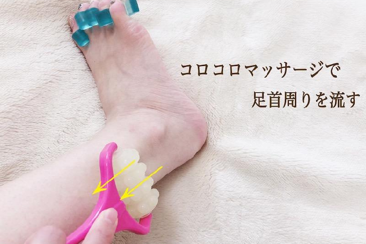 ローラーで足の凝りをほぐす
