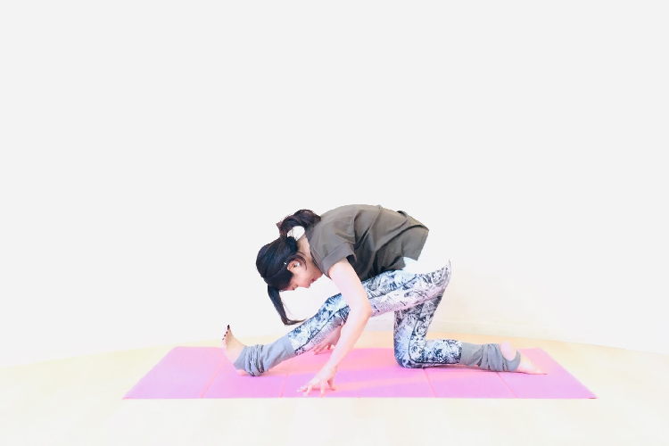 ストレッチする女性