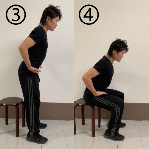 椅子をつかってスクワットする男性