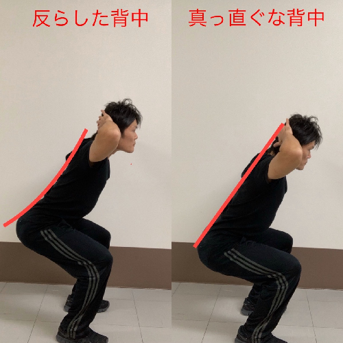 椅子をつかってスクワットする男性