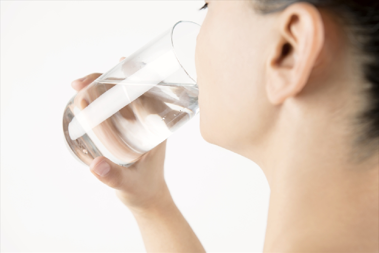 水をの飲む女性