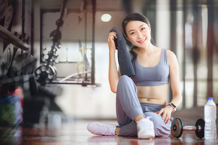 トレーニングウェアを着て微笑む女性