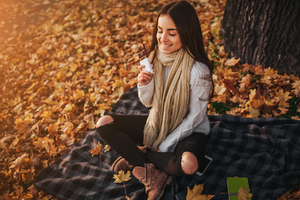 秋空の下でチョコを食べる女性