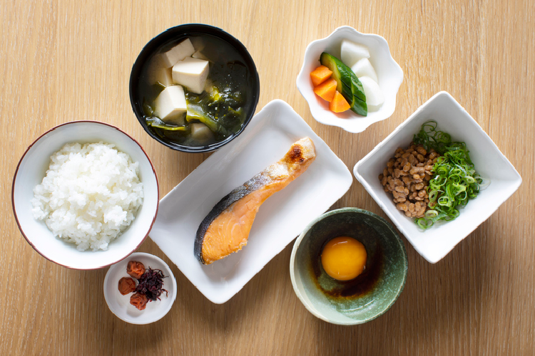 鮭を主菜とした和定食