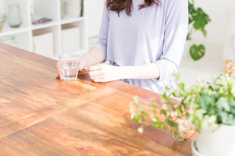 水を飲む女性
