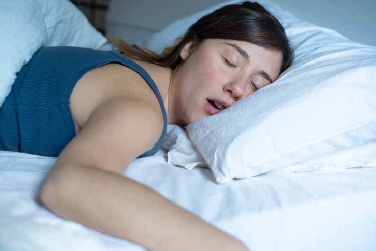 口を開けて眠る女性