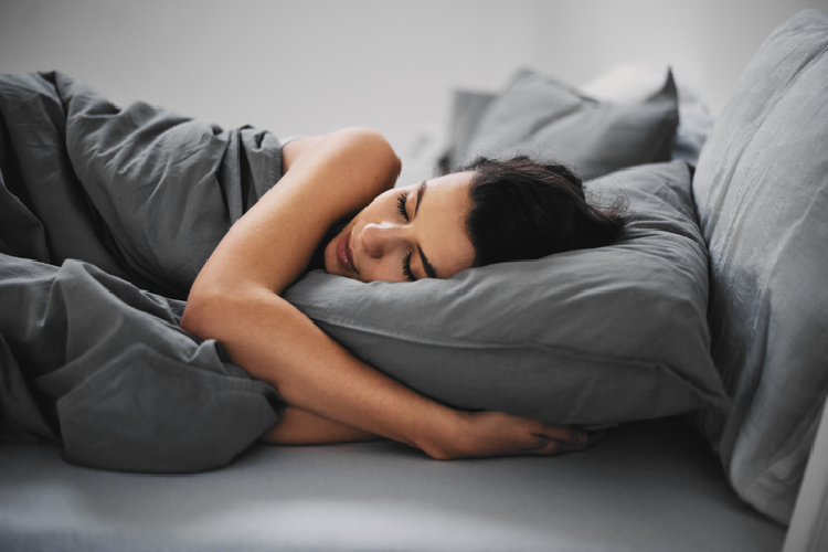 ベッドで眠る女性