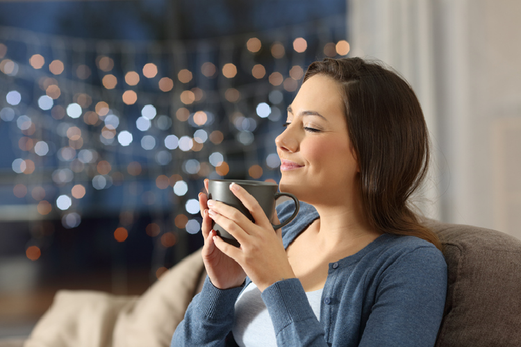 白湯を飲む女性