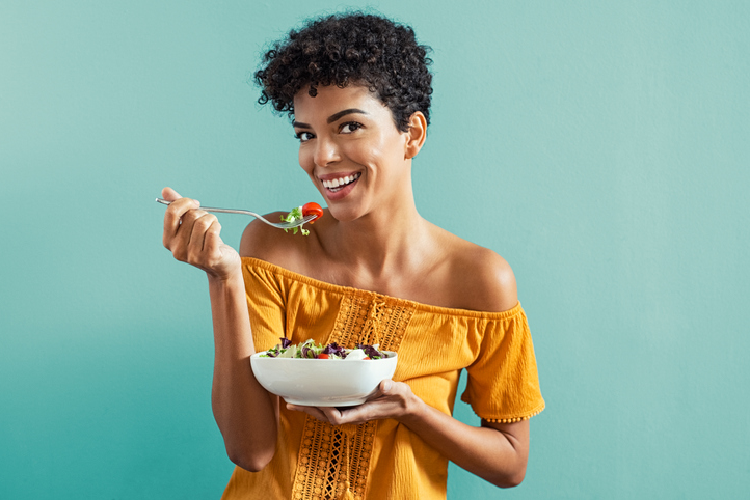 サラダを食べる女性