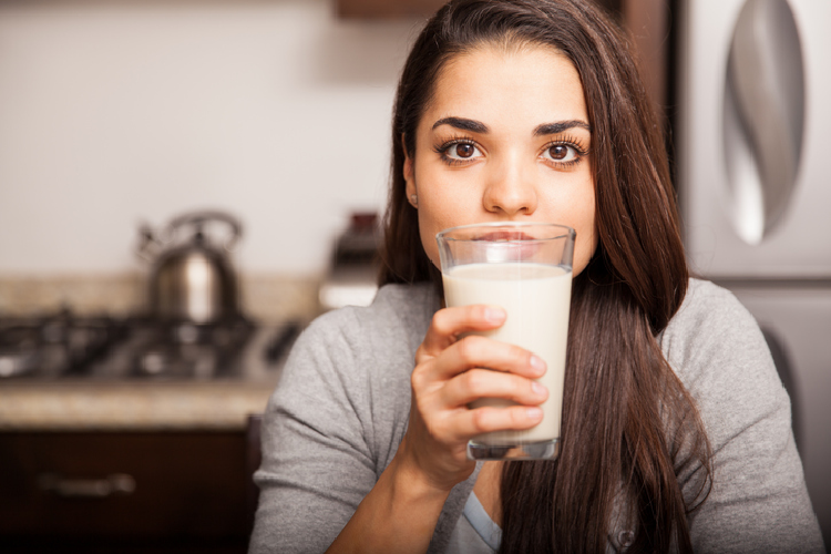 豆乳を飲む女性