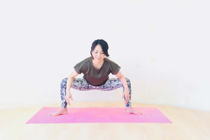 ストレッチする女性