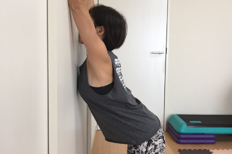 お尻を突き出す女性