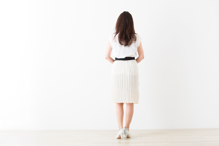 美しい女性の立ち姿