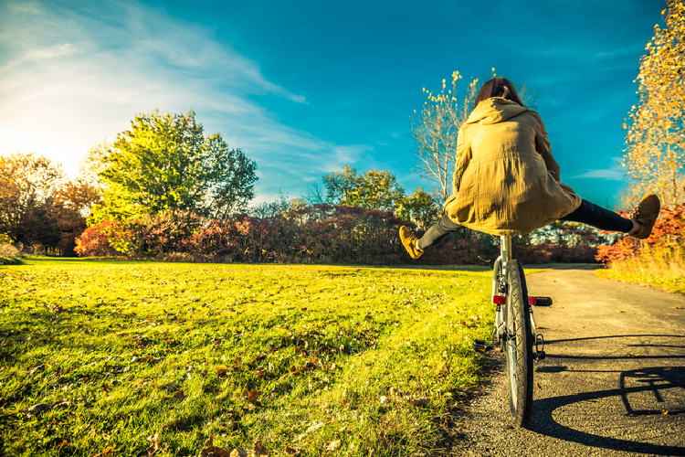 自転車に乗りながら開脚する女性