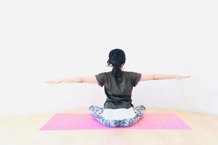 ヨガをする女性