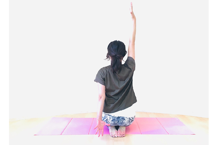 ヨガをする女性