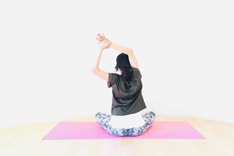 ヨガをする女性