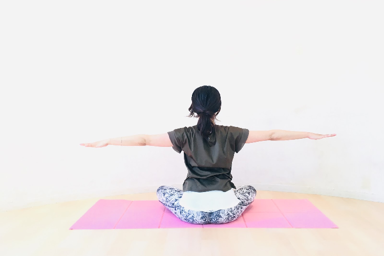 ヨガをする女性