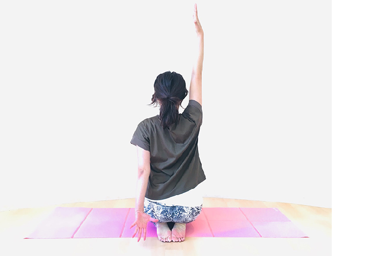 ヨガをする女性