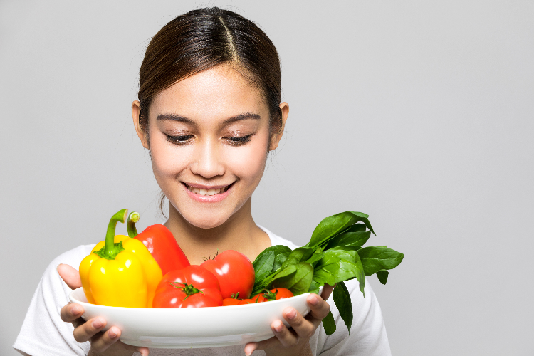 野菜を手に取る女性