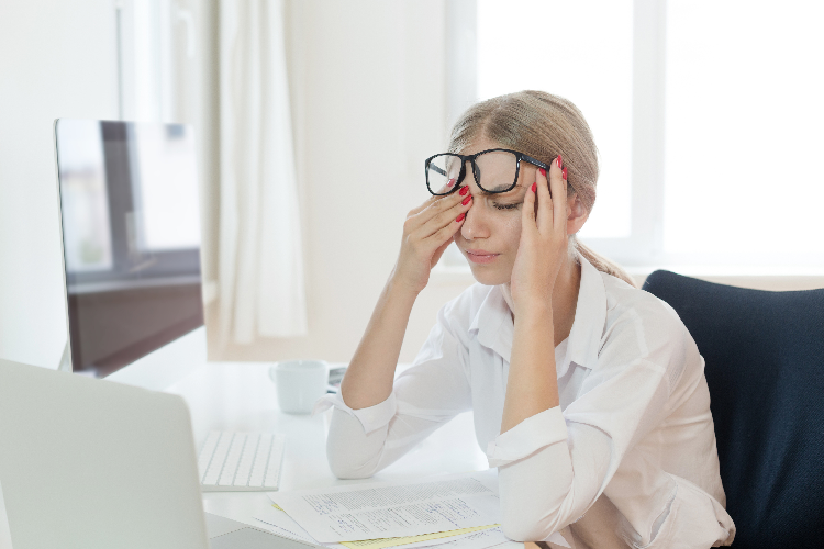 眼睛疲労に悩む女性