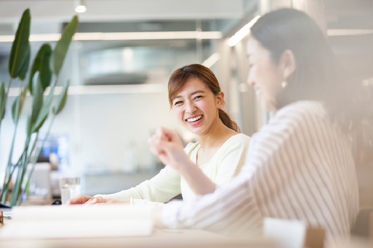 笑顔で会話する女性