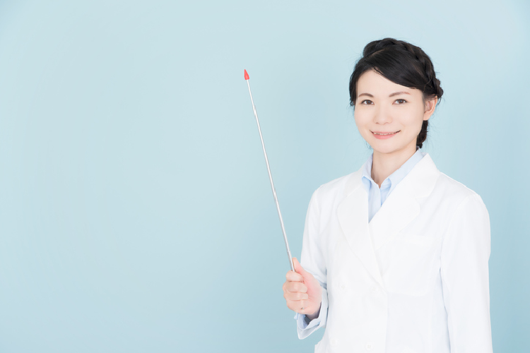 白衣を着た女性