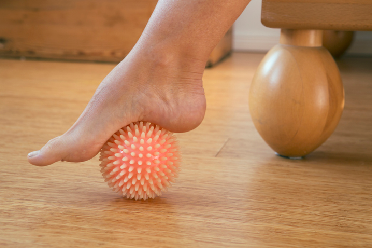 ボールを使って筋膜リリースをする様子