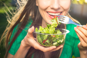 サラダを食べる女性