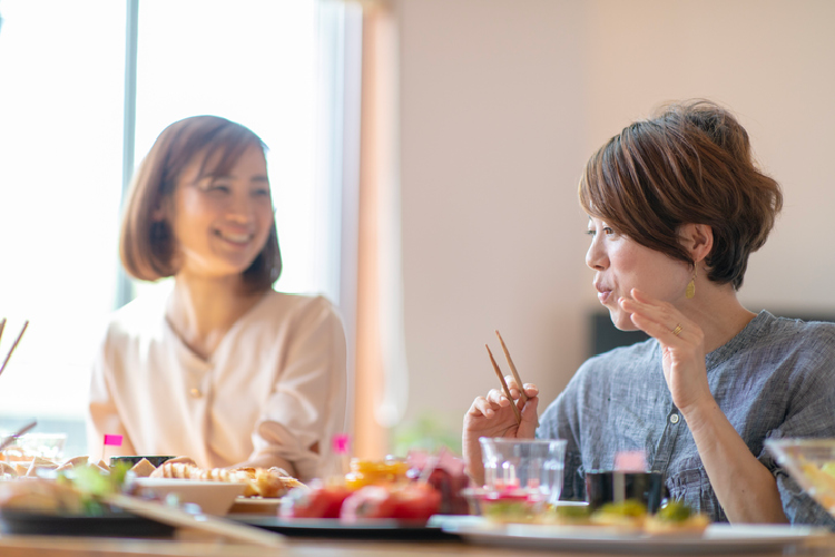 友人とランチを食べる女性