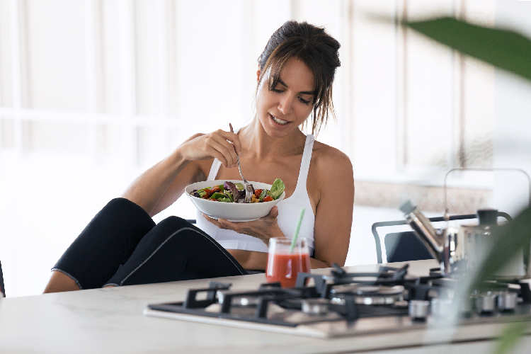 サラダを食べる女性