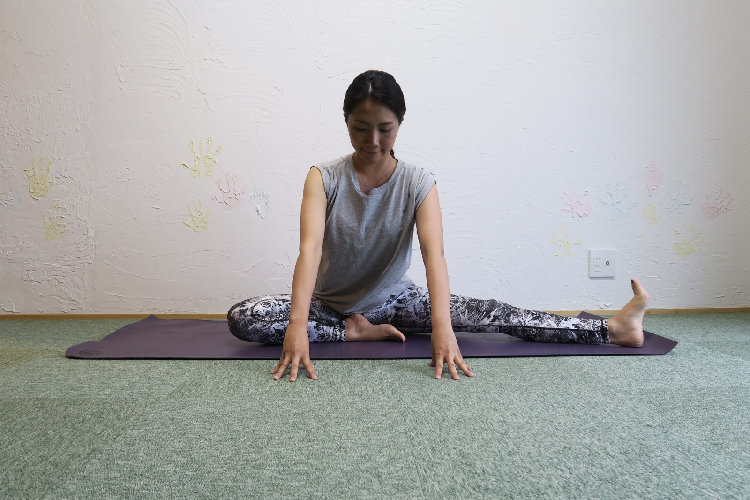 ストレッチする女性