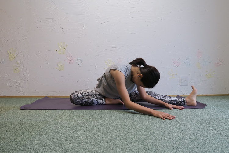 ストレッチする女性